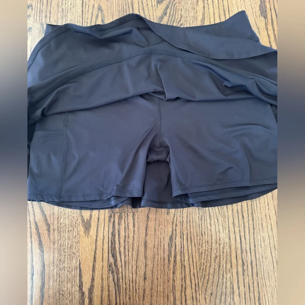 Black Ruffle Hem Tommy Bahama Active Skirt, Size XL - Picture 4 of 4